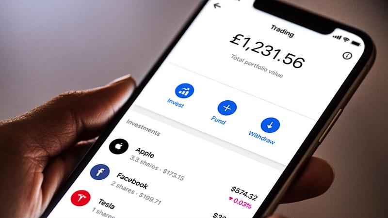 Revolut app takes on stockbrokers by launching commission-free share trading
